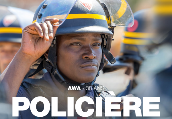 photographie d'une policière