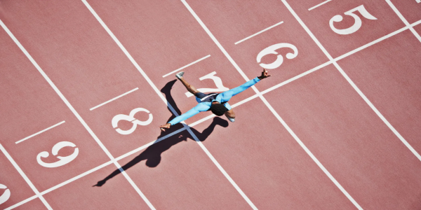 Photo prise d'en haut d'un homme qui cours sur une piste d'athletisme