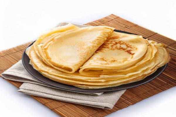Image prise du dessus d'une montagne de crêpes.
