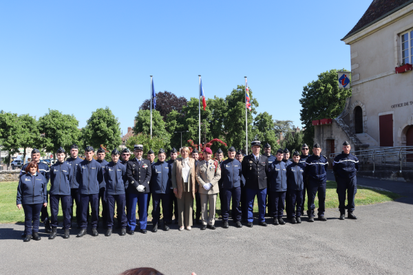 photo de groupe des cadets de la gendarmerie avec leurs encadrants et élus