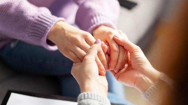 photos de mains de 2 personnes qui se serrent mutuellement