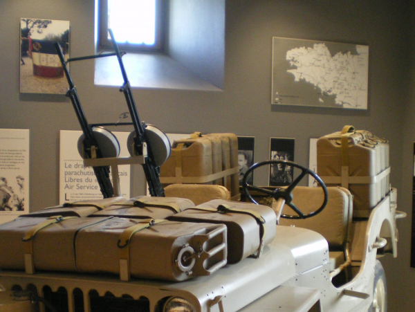 photo de l'intérieur du musée SAS avec en 1er plan la JEEP SAS