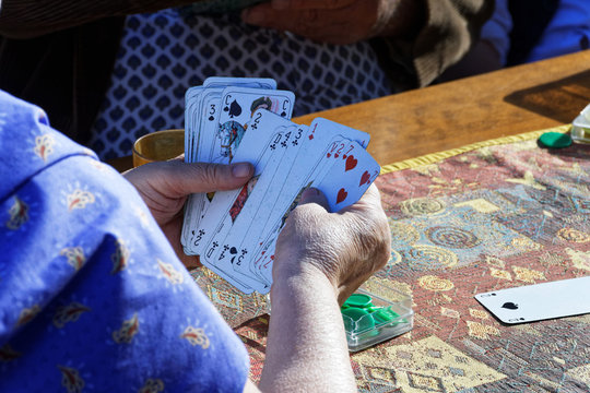 mains de femme tenant des cartes de tarot